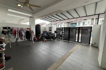 5 Min Drive to Gutrie ! Double Storey House @ Jalan Elektron U16 Denai Alam