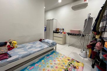 5 Min Drive to Gutrie ! Double Storey House @ Jalan Elektron U16 Denai Alam