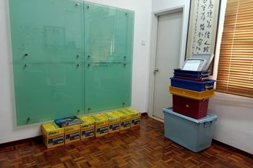 CORNER LOT !! Double Storey House @ Kota Kemuning , Seksyen 13 