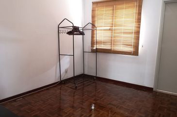 CORNER LOT !! Double Storey House @ Kota Kemuning , Seksyen 13 