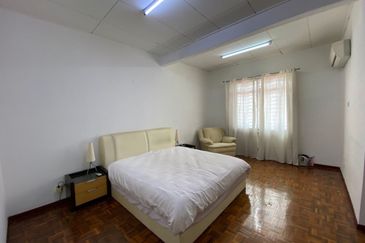 CORNER LOT !! Double Storey House @ Kota Kemuning , Seksyen 13 