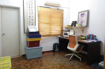 CORNER LOT !! Double Storey House @ Kota Kemuning , Seksyen 13 