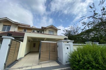 CORNER LOT !! Double Storey House @ Kota Kemuning , Seksyen 13 