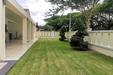 CORNER LOT !! Double Storey House @ Kota Kemuning , Seksyen 13 