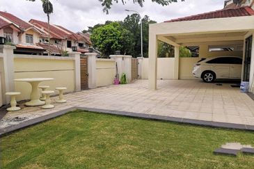 Corner Lot Anggerik Tainia Kota Kemuning 2 Storey Terrace Huge Side Land Renovated Extended For Sale