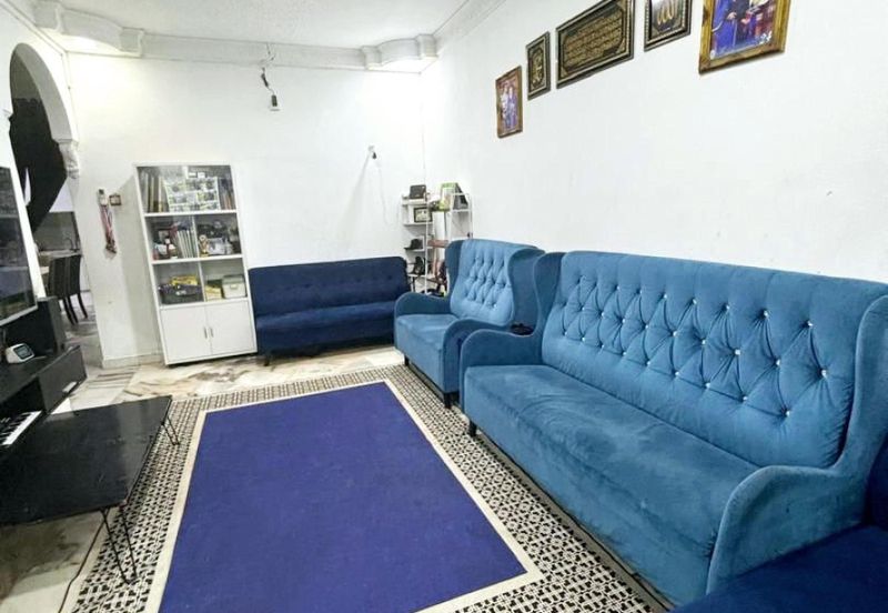 Jalan Sopan, Johan Setia