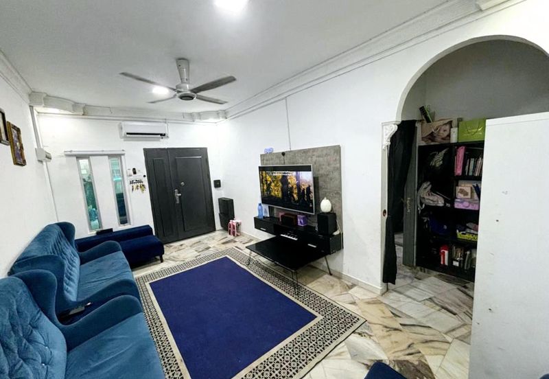 Jalan Sopan, Johan Setia