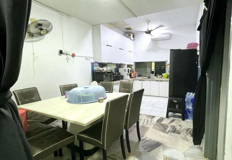 Jalan Sopan, Johan Setia