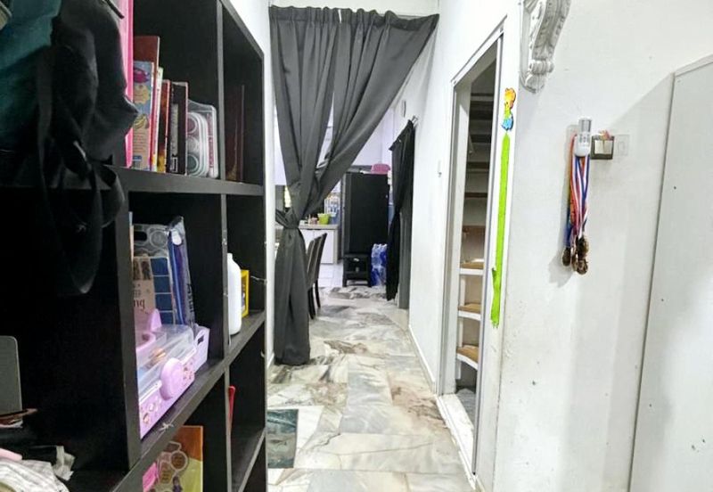 Jalan Sopan, Johan Setia