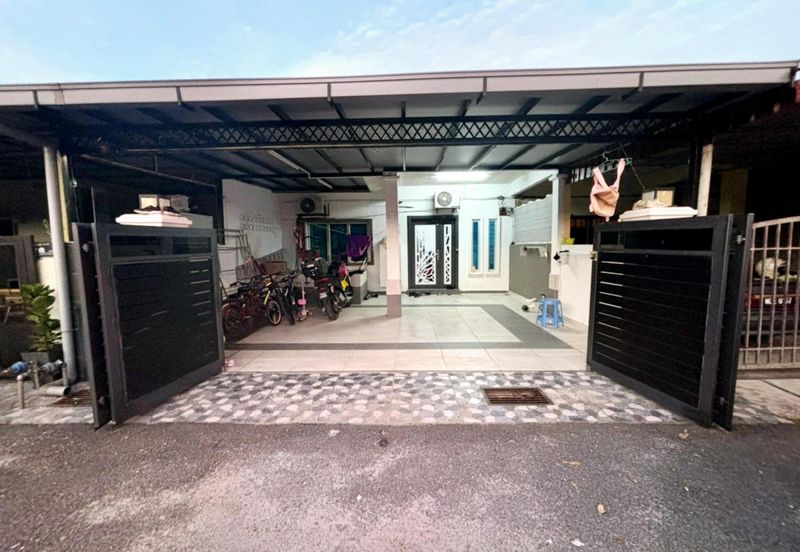 Jalan Sopan, Johan Setia