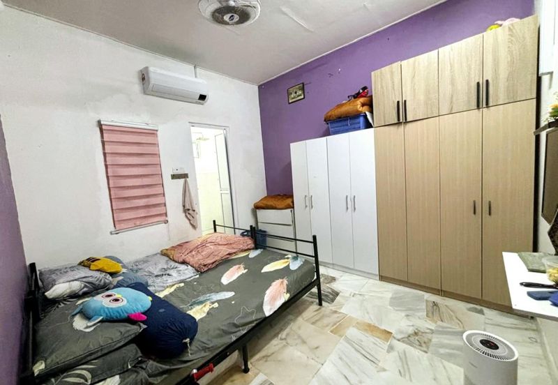 Jalan Sopan, Johan Setia