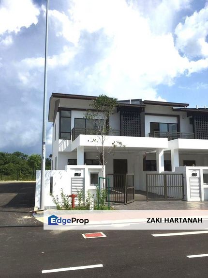 WTS FREEHOLD, GATED & GUARDED Double Storey End Lot, Taman Myra Saujana, Dengkil, Selangor, Dengkil