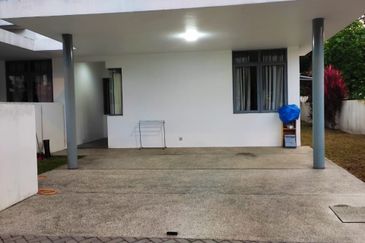 Summerglades, Perdana Lakeview West