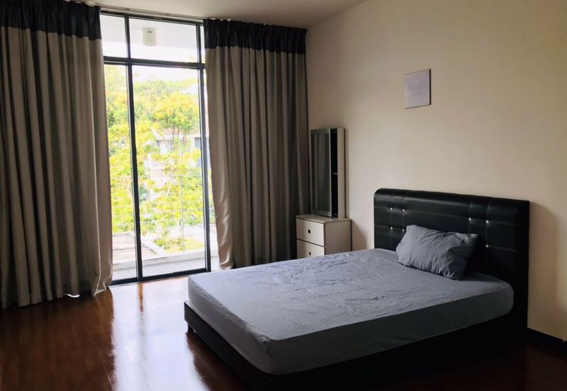 Summerglades, Perdana Lakeview West