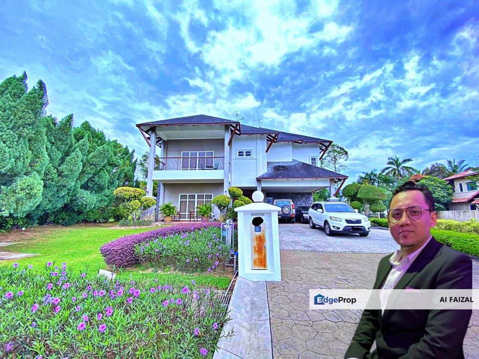 FACING LAKE Drop to almost Half Price!!! Double Storey Bungalow