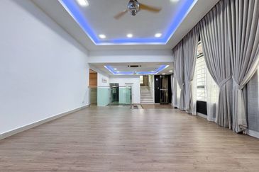 Puncak Pinggiran Putra