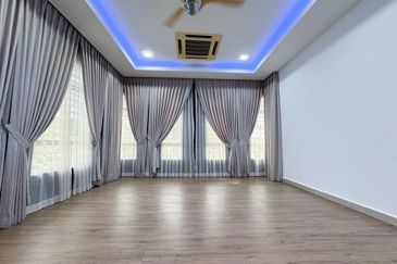 Puncak Pinggiran Putra