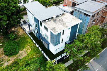 3 Storey Semi Bungalow @ Equine Park Seri Kembangan