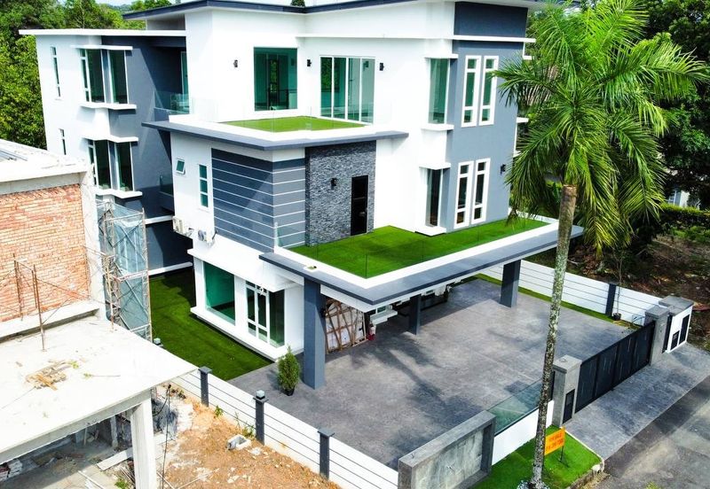 3 Storey Semi Bungalow @ Equine Park Seri Kembangan