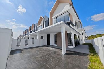 End Lot Double Storey AIORA Serenia Kota Warisan Sepang