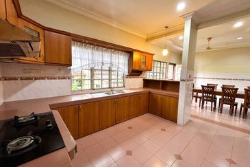 Renovated 1.5 Storey Terrace Corner Lot Suasana Bandar Tun Hussein Onn