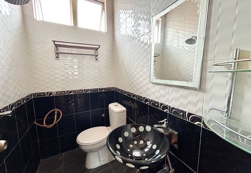 Renovated 1.5 Storey Terrace Corner Lot Suasana Bandar Tun Hussein Onn