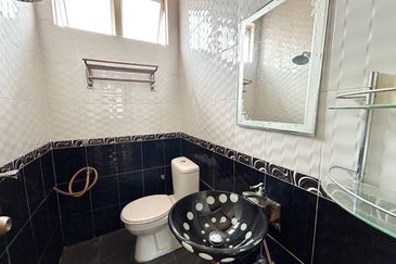 Renovated 1.5 Storey Terrace Corner Lot Suasana Bandar Tun Hussein Onn