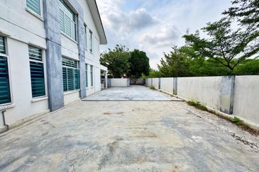 Huge Land Corner Lot 2 Storey Terrace House