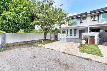 Huge Land Corner Lot 2 Storey Terrace House