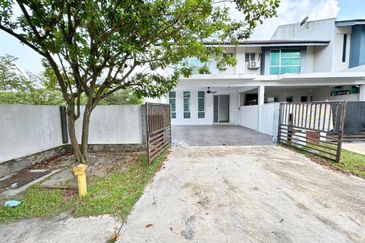 Huge Land Corner Lot 2 Storey Terrace House