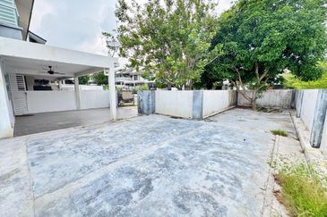 Huge Land Corner Lot 2 Storey Terrace House