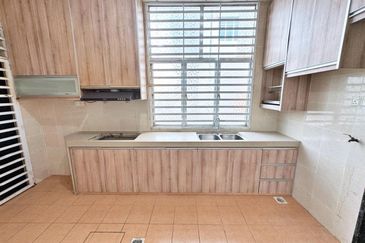 Huge Land Corner Lot 2 Storey Terrace House