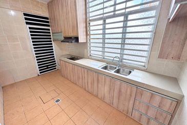 Huge Land Corner Lot 2 Storey Terrace House