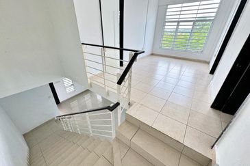 Huge Land Corner Lot 2 Storey Terrace House