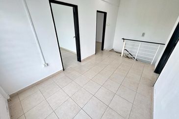 Huge Land Corner Lot 2 Storey Terrace House