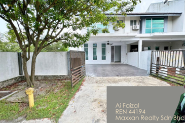 Huge Land Corner Lot 2 Storey Terrace House