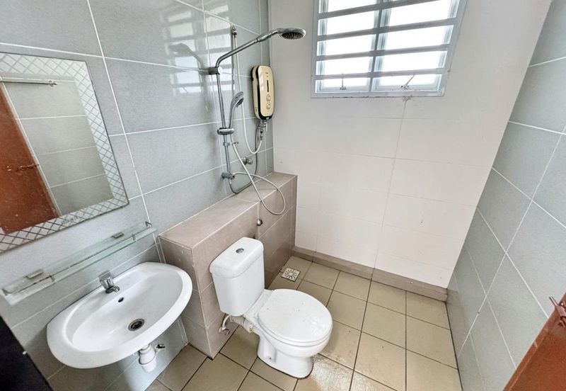 Huge Land Corner Lot 2 Storey Terrace House