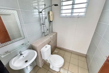 Huge Land Corner Lot 2 Storey Terrace House