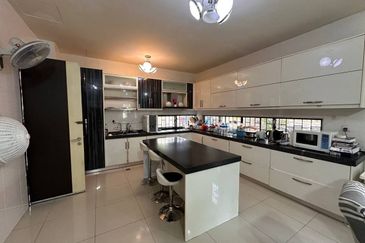 Renovated 3 Storey Semi Detached House Taman Tropika 2 Bangi