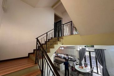 Renovated 3 Storey Semi Detached House Taman Tropika 2 Bangi