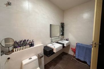 Renovated 3 Storey Semi Detached House Taman Tropika 2 Bangi