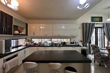 Renovated 3 Storey Semi Detached House Taman Tropika 2 Bangi