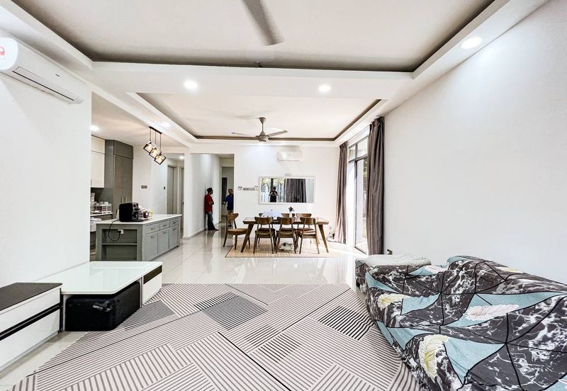 Summerglades, Perdana Lakeview West