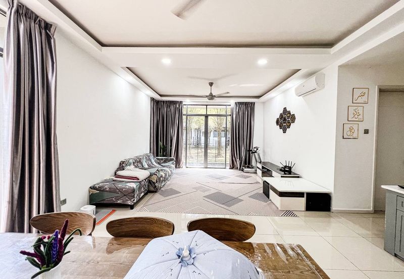 Summerglades, Perdana Lakeview West