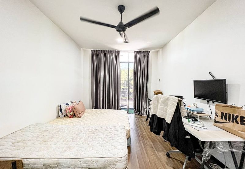 Summerglades, Perdana Lakeview West