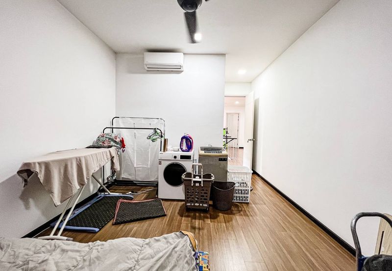 Summerglades, Perdana Lakeview West