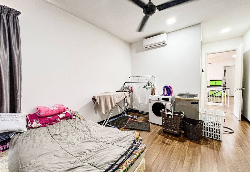 Summerglades, Perdana Lakeview West