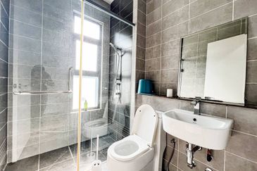 Summerglades, Perdana Lakeview West