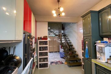 2 Storey End Lot @ Taman Kinrara Puchong