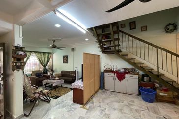 2 Storey End Lot @ Taman Kinrara Puchong